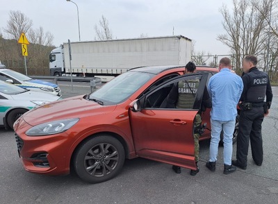Funkcjonariusz SG kontrolują kierowcę forda 