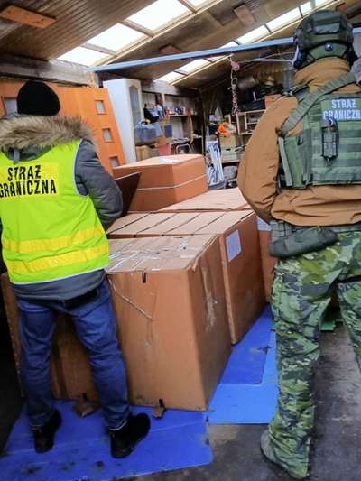Funkcjonariusze zabezpieczają nielegalny towar 
