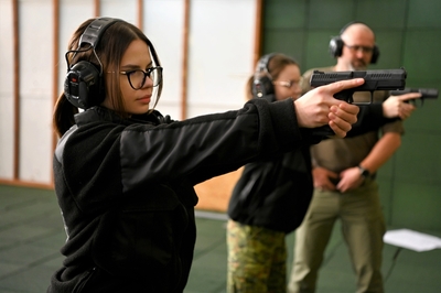 Funkcjonariuszka Straży Granicznej w czasie treningu strzeleckiego 