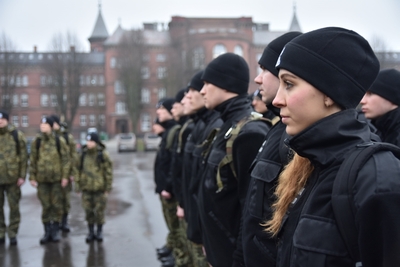 Funkcjonariuszki Straży Granicznej w czasie porannego apelu na placu WSSG w Koszalinie 