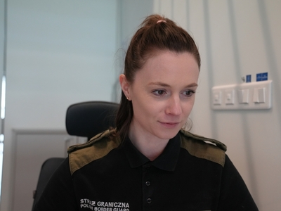 Funkcjonariuszka Straży Granicznej w trakcie kontroli dokumentów 