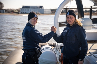 Funkcjonariuszki Straży Granicznej w trakcie wspólnego patrolu 