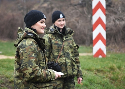 Funkcjonariuszki Straży Granicznej w trakcie patrolu 