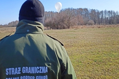 Funkcjonariusz SG śledzi tor lotu balonu z przemycanymi papierosami 