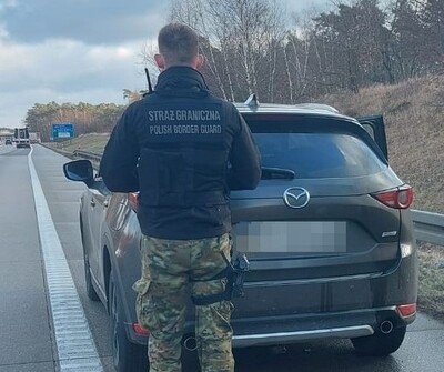 Funkcjonariusz SG przy zatrzymanym pojeździe