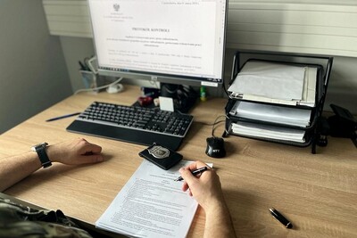Funkcjonariusz prowadzi czynności kontrolne 