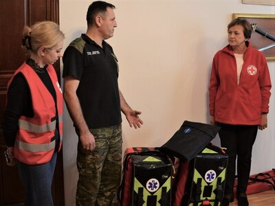 Przedstawicielki PCK przekazują plecaki medyczne 