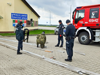 Funkcjonariusze podczas rozcinania elementów gdzie ukryte były papierosy 