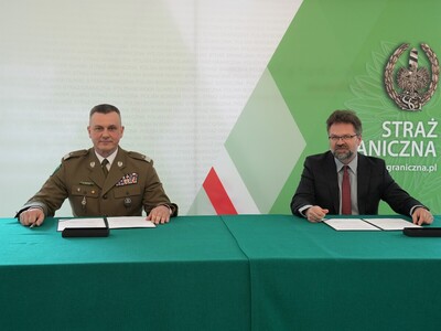 gen. bryg. SG Robert Bagan i sędzia Ryszard Sadlik podpisują porozumienie 