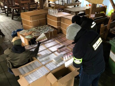 Funkcjonariusze SG i SCS przy zatrzymanym towarze 