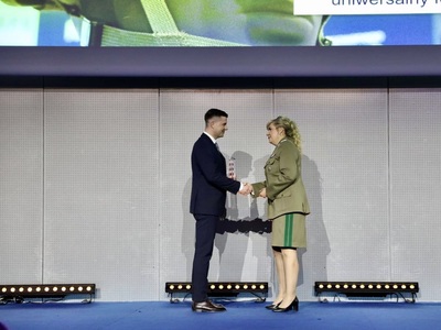 gen. bryg. SG Wioleta Gorzkowska wręcza statuetkę "Laur Graniczny" 