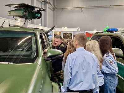 Uczniowie oglądają pojazd obsertwacyjny 