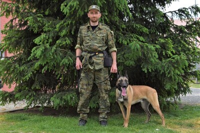 sierż. Szt. SG Arkadiusz KRZESIŃSKI pies AXEL 