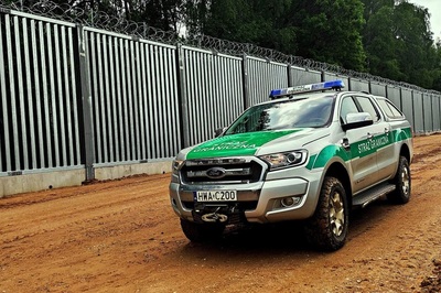 Pojazd służbowy SG podczas patrolu na granicy PL-BY 