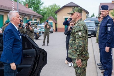 Minister SWiA, Komendant Główny SG,  Komendant Główny Policji podczas odprawy służb z udziałem premiera Minister SWiA, Komendant Główny SG,  Komendant Główny Policji podczas odprawy służb z udziałem premiera