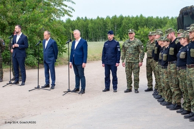 Premier RP, Minister SWiA, Minister Obrony Narodwej, Komendant Główny SG,  Komendant Główny Policji podczas odprawy służb Premier RP, Minister SWiA, Minister Obrony Narodwej, Komendant Główny SG,  Komendant Główny Policji podczas odprawy służb
