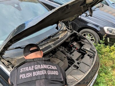 Funkcjonariusz Straży Granicznej podczas wykonywania czynności służbowych Funkcjonariusz Straży Granicznej podczas wykonywania czynności służbowych