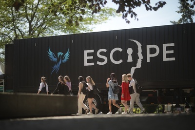 Osoby na tle Escape Trucka Osoby na tle Escape Trucka