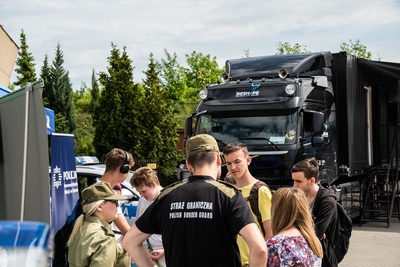 Funkcjonariusze SG z młodzieżą w tle Escape Truck Funkcjonariusze SG z młodzieżą w tle Escape Truck