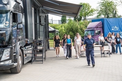 Funkcjonariuszka Policji z młodzieżą przy Escape Trucku Funkcjonariuszka Policji z młodzieżą przy Escape Trucku