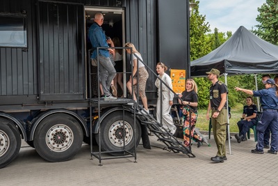 Osoby wchodzą do Escape Trucka Osoby wchodzą do Escape Trucka