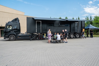 Młodzież przy Escape Trucku Młodzież przy Escape Trucku