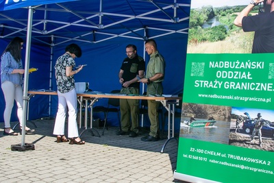 Funkcjonariusze SG rozmawiają z osobami Funkcjonariusze SG rozmawiają z osobami