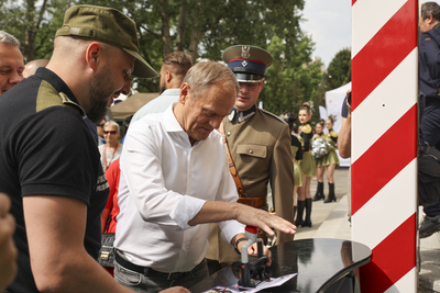 Premier RP i funkcjonariusze SG podczas pikniku „Bajkowy Ogród” w Kancelarii Premiera Premier RP i funkcjonariusze SG podczas pikniku „Bajkowy Ogród” w Kancelarii Premiera