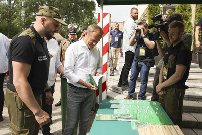 Premier RP i funkcjonariusze SG podczas pikniku „Bajkowy Ogród” w Kancelarii Premiera Premier RP i funkcjonariusze SG podczas pikniku „Bajkowy Ogród” w Kancelarii Premiera