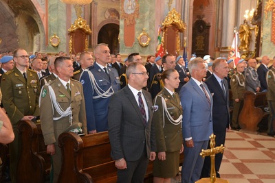 Uczestnicy Centralnych obchodów Dnia Weterana Działań poza Granicami Państwa podczas mszy świętej Uczestnicy Centralnych obchodów Dnia Weterana Działań poza Granicami Państwa podczas mszy świętej