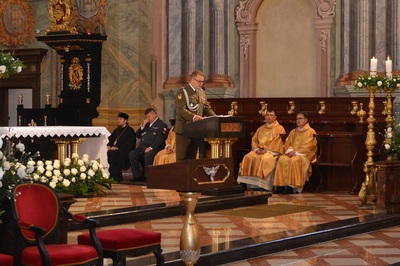 Żołnierz czyta Pismo Święte w kościele Żołnierz czyta Pismo Święte w kościele
