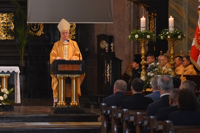 Biskup Polowy Wojska Polskiego podczas mszy świętej Biskup Polowy Wojska Polskiego podczas mszy świętej