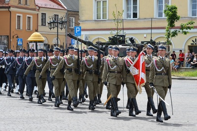 Poczet Sztandarowy podczas Centralnych obchodów Dnia Weterana Działań poza Granicami Państwa Poczet Sztandarowy podczas Centralnych obchodów Dnia Weterana Działań poza Granicami Państwa