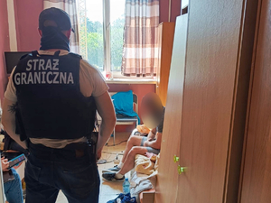 Funkcjonariusz Straży Granicznej podczas wykonywania czynności służbowych Funkcjonariusz Straży Granicznej podczas wykonywania czynności służbowych