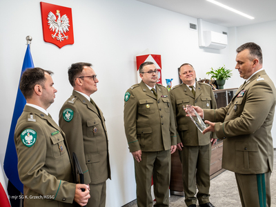 Komendant Główny Straży Granicznej otrzymuje symboliczną statuetkę Komendant Główny Straży Granicznej otrzymuje symboliczną statuetkę