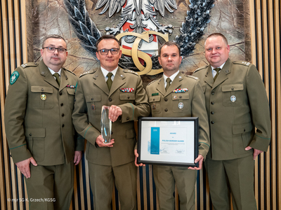Zdjęcie grupowe Komendanta Głównego SG i Kadry KGSG z międzynarodową nagrodą dla polskiej Straży Granicznej Zdjęcie grupowe Komendanta Głównego SG i Kadry KGSG z międzynarodową nagrodą dla polskiej Straży Granicznej