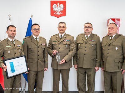 Komendant Główny Straży Granicznej otrzymuje symboliczną statuetkę Komendant Główny Straży Granicznej otrzymuje symboliczną statuetkę