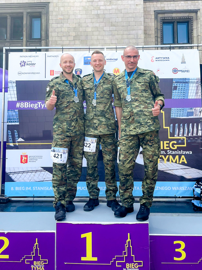 Trzech funkcjonariuszy Straży Granicznej na podium Trzech funkcjonariuszy Straży Granicznej na podium
