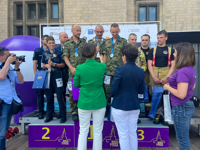 Nagrodzeni stoją na podium i otrzymują nagrody Nagrodzeni stoją na podium i otrzymują nagrody