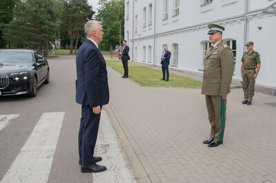 Komendant Główny SG składa meldunek MSWiA. Fot. POSG Komendant Główny SG składa meldunek MSWiA.
