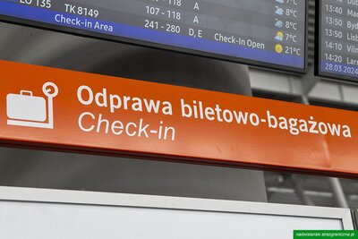 Napis odprawa biletowo-bagażowa Napis odprawa biletowo-bagażowa