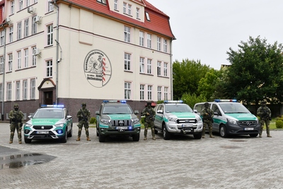 Funkcjonariusze stoją przy pojazdach służbowych podczas oddawania hołdu śp. Mateuszowi. Funkcjonariusze stoją przy pojazdach służbowych podczas oddawania hołdu śp. Mateuszowi.