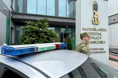 Funkcjonariusz stoi przy pojeździe służbowym podczas oddawania hołdu śp. Mateuszowi. Funkcjonariusz stoi przy pojeździe służbowym podczas oddawania hołdu śp. Mateuszowi.