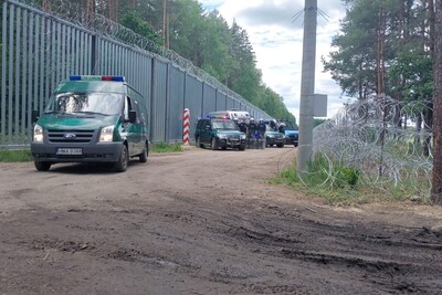 Funkcjonariusze stoją przy pojazdach służbowych podczas oddawania hołdu śp. Mateuszowi na granicy Funkcjonariusze stoją przy pojazdach służbowych podczas oddawania hołdu śp. Mateuszowi na granicy