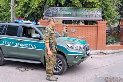 Funkcjonariusze stoją przy pojazdach służbowych podczas oddawania hołdu śp. Mateuszowi Funkcjonariusze stoją przy pojazdach służbowych podczas oddawania hołdu śp. Mateuszowi