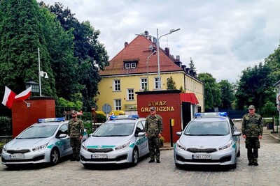 Funkcjonariusze stoją przy pojazdach służbowych podczas oddawania hołdu śp. Mateuszowi Funkcjonariusze stoją przy pojazdach służbowych podczas oddawania hołdu śp. Mateuszowi
