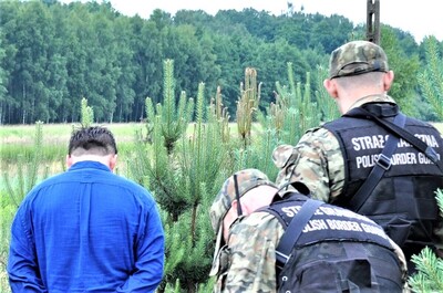 Dwóch funkcjonariuszy SG i ujęty obywatel Turcji Dwóch funkcjonariuszy SG i ujęty obywatel Turcji