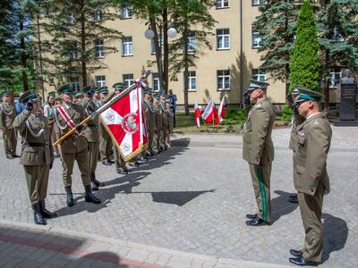 Uczestnicy uroczystości wprowadzenia nowego Komendanta Warmińsko-Mazurskiego Oddziału Straży Granicznej przy sztandarze Uczestnicy uroczystości wprowadzenia nowego Komendanta Warmińsko-Mazurskiego Oddziału Straży Granicznej przy sztandarze