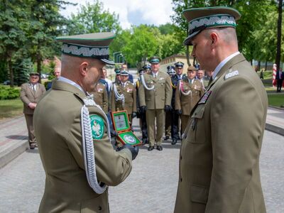 Komendant Główny SG z nowym Komendantem WMOSG przekazują sobie odznaczenie Komendant Główny SG z nowym Komendantem WMOSG przekazują sobie odznaczenie
