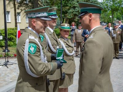 Ustępujący Komendant WMOSG z nowym Komendantem WMOSG przekazują sobie odznaczenie Ustępujący Komendant WMOSG z nowym Komendantem WMOSG przekazują sobie odznaczenie
